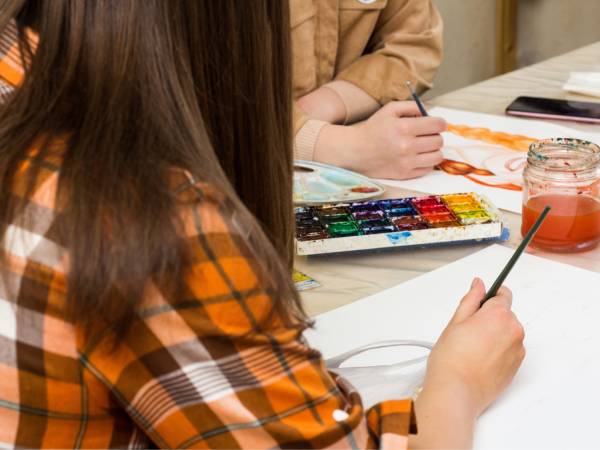 Youn teens painting