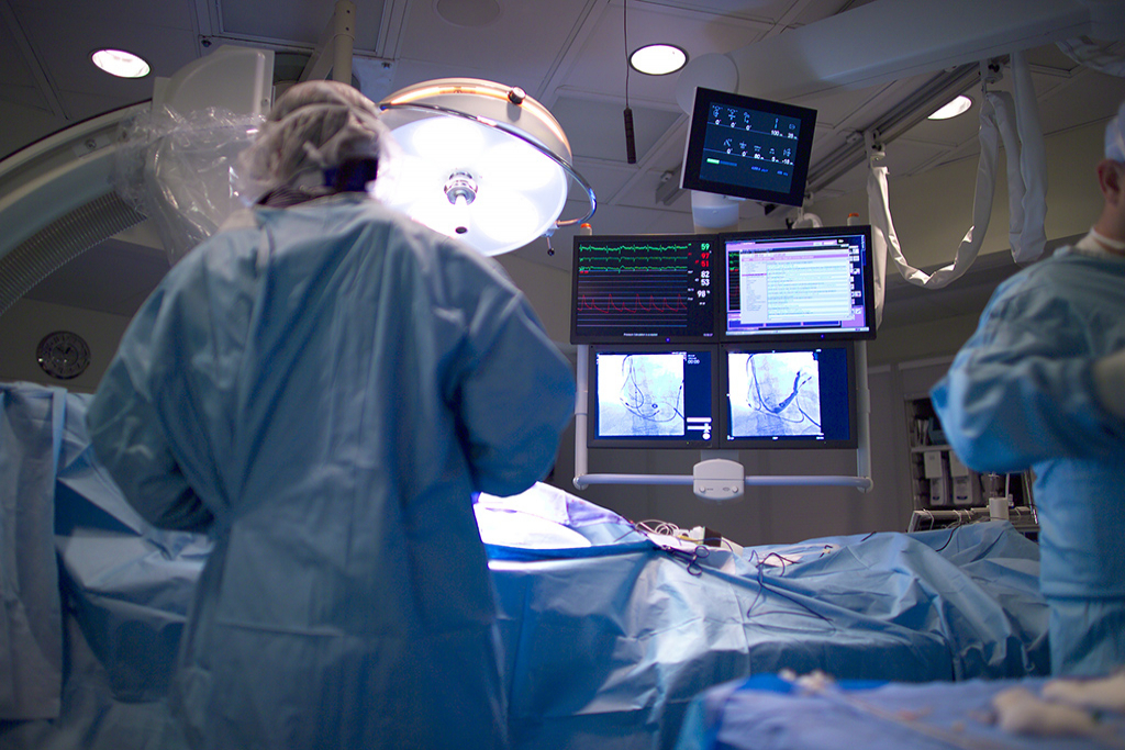 Surgeons work in an operating room