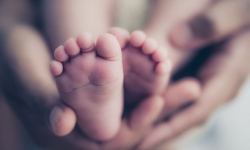 Holding newborn feet in hands