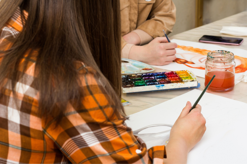 Youn teens painting