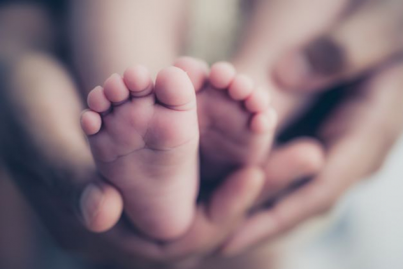 Holding newborn feet in hands