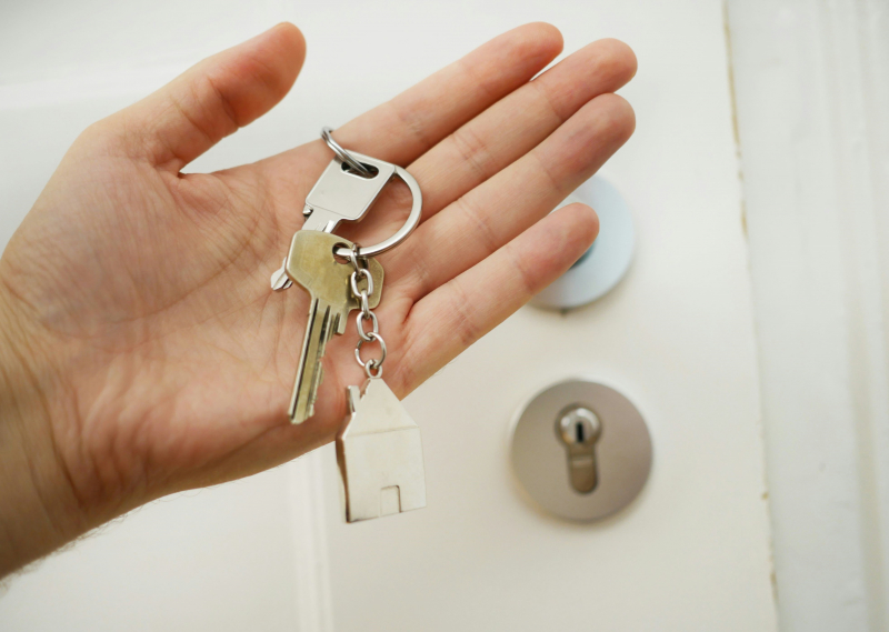 hand holding a set of keys